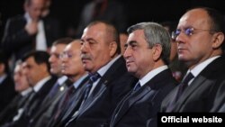 Президент Армении Серж Саргсян (в центре) на 9-ом съезде Союза добровольцев «Еркрапа», Ереван, 18 февраля, 2012 г.
