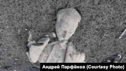 Фрагмент памятника Сталину на отмели, образовавшейся после осушения пруда в городе Куса