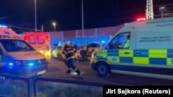Служби екстреної допомоги прибули на місце події після зіткнення потягів у Пардубіце, Чехія, 5 червня 2024 року 