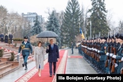 Președinta Moldovei, Maia Sandu, l-a întâmpinat pe președintele interimar al României, Ilie Bolojan, în vizita acestuia la Chișinău de pe 1 martie 2025, cu garda de onoare. A fost privit ca de bun augur faptul că Ilie Bolojan a purtat umbrela cu care a apărut Maia Sandu.