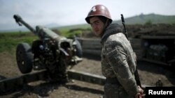 Военнослужащий Армии обороны Нагорного Карабаха на линии соприкосновения, апрель 2016 г․