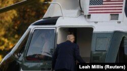 Дональд Трамп вирушає президентським вертольотом до лікарні з галявини Білого дому, Вашингтон, 2 жовтня 2020 року