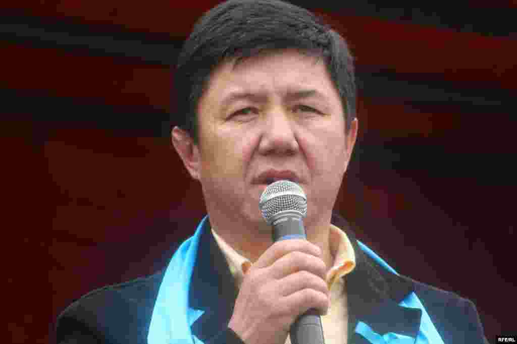 Темир Сариев Сокулуктагы митингге катышып келди                          - Kyrgyzstan - Temir Sariev, the lider of party "Ak shumkar", in protest action of opposition forces, Bishkek,27marhc2009 