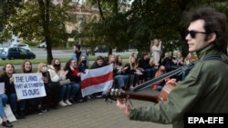 Сидячий протест у Білорусі: студенти вийшли проти затримань одногрупників – фоторепортаж