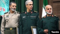 رئیس (وسط) و جانشین (چپ) ستاد کل نیروهای مسلح ایران