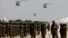 Хеликоптери Black Hawk, произведени в САЩ, летят по време на военен парад на талибаните в базата Баграм по повод третата годишнина от изтеглянето на водените от САЩ войски от Афганистан, 14 август 2024 г.