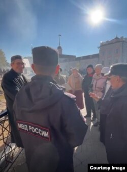 Полиция вәкиле экскурсиягә килүчеләргә таралырга куша