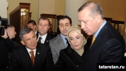 Рөстәм Миңнеханов (с) Казан университеты музеенда Рәҗәп Тайип Эрдоган һәм аның җәмәгате Әминә ханым белән. 17 март 2011