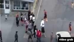 Потасовка между мигрантами в Екатеринбурге. Скриншот с видео 