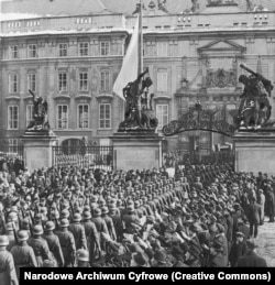 Нацистські військову маршем йдуть до Празького Граду, їх вітає натовп, березень 1939 року