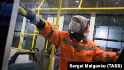 «Krımtrolleybus» müessisesiniñ hadimi er künlik trolleybuslarnı antibakterial yuvuv vaqtında