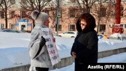 Елена Кузнецова (с) һәм Фәридә Яркәева (у)