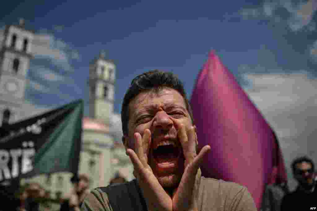 یک معترض در جریان راهپیمایی روز کارگر در اول مه در پایتخت کوزوو، پریشتینا