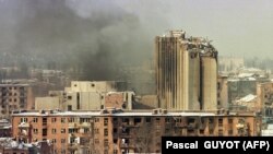 Нохчийчоь -- Догуш ду Президентан цIа. Дечкен-бутт, 1995 шо.