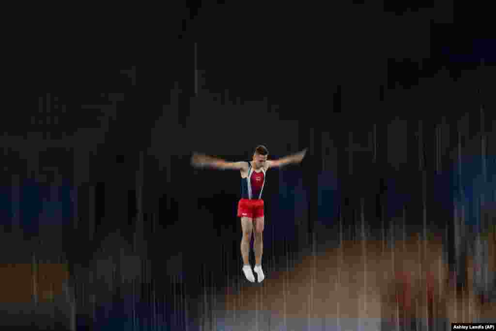 Білорусь Іван Литвинович у фіналі чоловічої гімнастики на батуті на літніх Олімпійських іграх Токіо-2020, 31 липня 2021 року &nbsp;