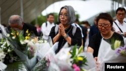 Жена се моли за жертвите на атомната бомбардировка на Нагасаки, Япония, преди 80 години. Парк на мира в Нагасаки, 9 август 2025 г.