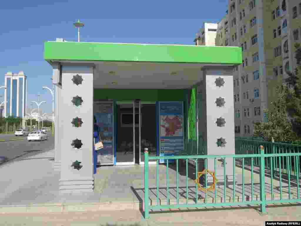 Некоторые улицы города оснащены современными автобусными остановками, с сенсорными дверями и кондиционерами, улица &quot;10 лет благополучия&quot;, Ашхабад&nbsp;