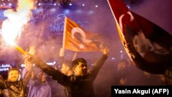 Активисты главной оппозиционной турецкой Республиканской народной партии празднуют победу в центре Стамбула. 1 апреля 2019 года.