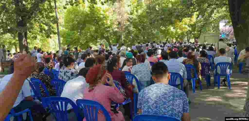 Абитуриентларнинг ота-оналари &quot;кутиш залида&quot;.