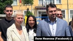 Външният министър Георг Георгиев заедно с кандидатката за кмет на столичния район "Слатина" Лили Иванова в деня на изборите