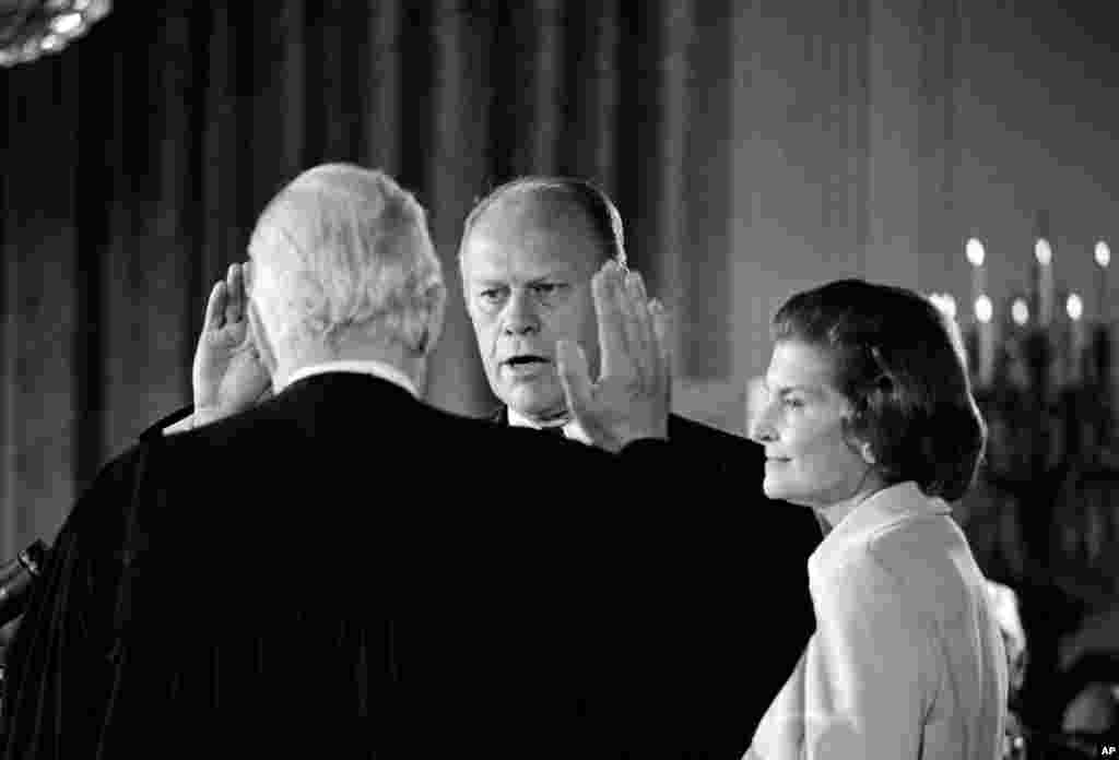 Джэральд Форд прысягае як 38-ы прэзыдэнт ЗША ў Белым доме, на што пазірае ягоная жонка Бэці. Інаўгурацыя адбывалася 9 жніўня 1974 году, у дзень адстаўкі Рычарда Ніксана.