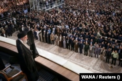 Верховный лидер Ирана аятолла Али Хаменеи во время траурных мероприятий по поводу 36-й годовщины смерти лидера Исламской революции 1979 года аятоллы Рухоллы Хомейни. Святилище Хомейни на юге Тегерана, 4 июня 2025 года