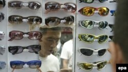 بر پايه اين نظر سنجی که با همکاری مشترک سه موسسه انجام گرفته است ، مردان در پکن، پايتخت اين کشور با صد و نوزده يوان در ماه رکورد دار آن دسته از مردانی هستند که بيشترين هزينه را صرف لوازم آرايشی خود می کنند.