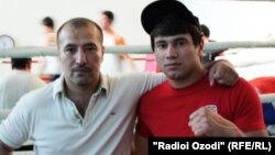 Собирҷон Назаров (рост) бо ҳамроҳии устодаш Алӣ Бобоҷонов (чап).