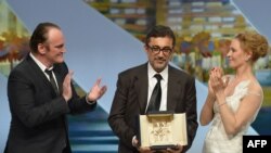  نوری بیگله جیلان (وسط) در کنار كوينتين تارنتينو، کارگردان آمریکایی (چپ) و اوما تورمن، هنرپیشه آمریکایی