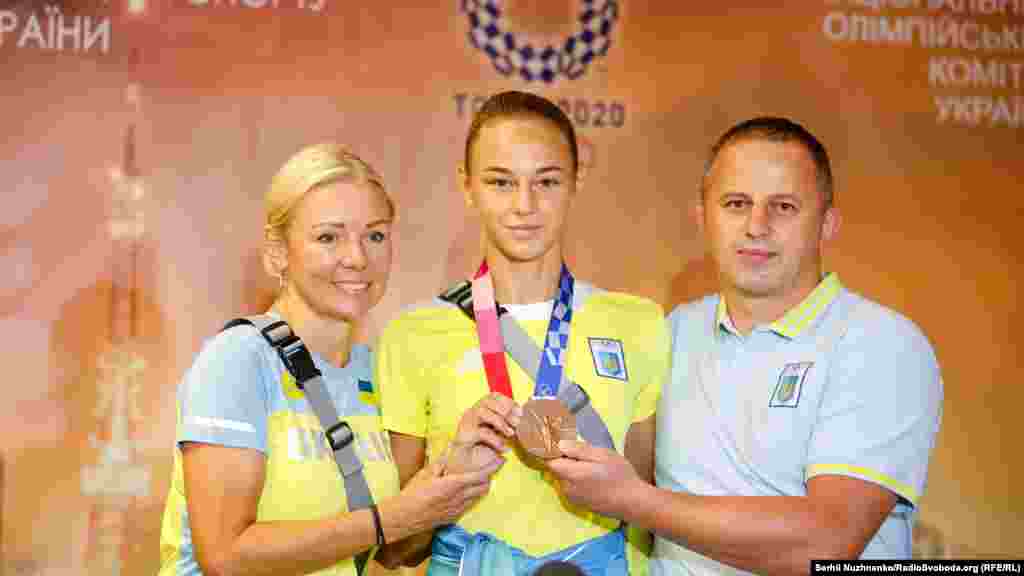 Дар&#39;я Білодід в обіймах батьків у прескутку в аеропорту&nbsp;&laquo;Бориспіль&raquo;.&nbsp;Цікаво, що батьки не хотіли, щоб Дар&#39;я займалася дзюдо, і спочатку віддали її на художню гімнастику