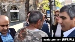 Слева направо: Эдмон Марукян, Никол Пашинян и Арам Саргсян на проспекте Баграмяна, Ереван, 16 апреля 2018 г․  