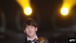 Lionel Messi “Altyn top” baýragyny indi basa üç ýyl yzly-yzyna aldy. Surat: Sýurih, 10-njy ýanwar.