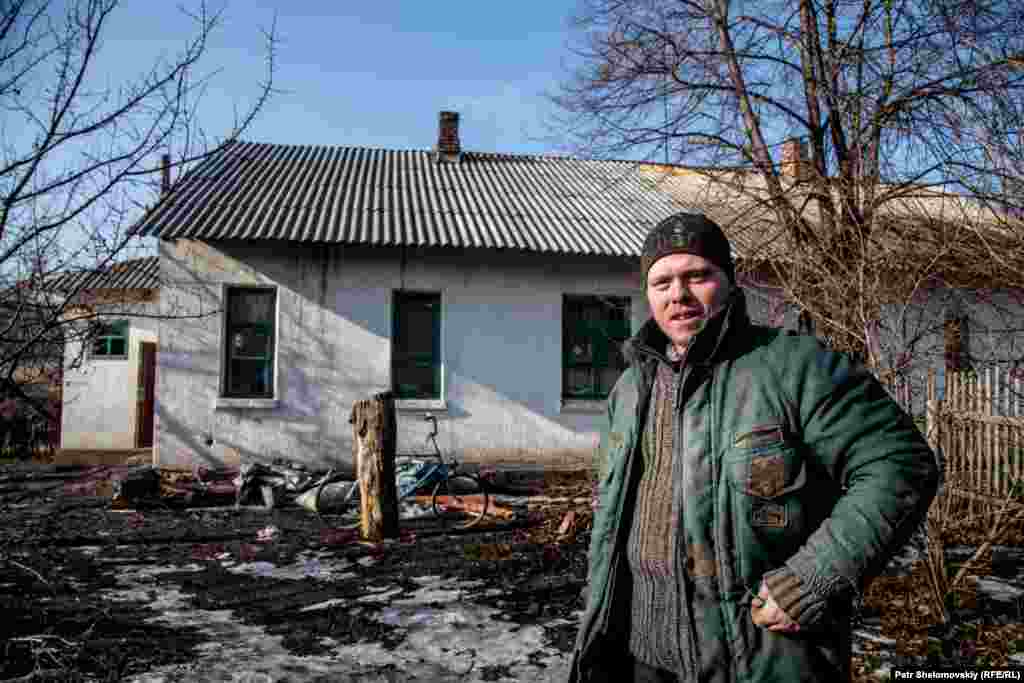 Іван перед своїм будинком у Петрівському районі Донецька. Він безробітний. Єдиний дохід, який має його родина, &ndash; це соціальна допомога для його трьох неповнолітніх дітей.