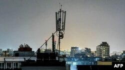 Kabildə evin damında telekommunikasiya antenası.