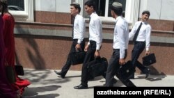 Watan öňündäki hökmany harby borç ýokary bilimliler üçin häzire çenli diňe bir ýyl möhlet bilen çäklenýärdi.