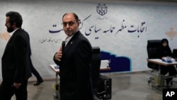 وحید حقانیان هنگام حضور در ستاد انتخابات وزارت کشور برای ثبت‌نام در انتخابات چهاردهم ریاست‌جمهوری