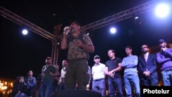 Никол Пашинян на митинге, площадь Республики, Ереван, 25 апреля 2018 г.