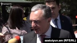 Министр иностранных дел Армении Зограб Мнацаканян беседует с журналистами, 9 мая 2019 г․