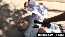 Вардгес Гаспари вновь в знак протеста лег на землю, Ереван, 2 августа 2017 г․  