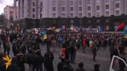 معترضان اوکراینی در خیابان‌های اطراف ساختمان‌های دولتی