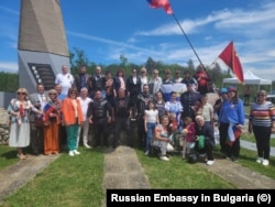 Честване на Деня на победата в област Враца. В средата: мъже, облечени в тениски с логото на "Нощните вълци".