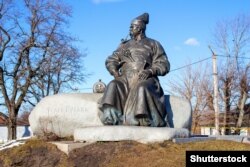 Пам'ятник літературному персонажу Тарасу Бульбі в селі Келеберда Кременчуцького району Полтавської області. Тарас Бульба – вигаданий образ українського козацького ватажка, полковника Війська Запорозького – головний герой повісті Миколи Гоголя «Тарас Бульба»