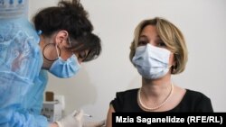 Омбудсмен сегодня публично привилась препаратом AstraZeneca