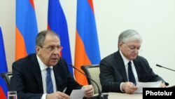 Главы МИД России и Армении, Сергей Лавров (слева) и Эдвард Налбандян, на совместной пресс-конференции в Ереване, 22 апреля 2016 г.