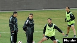армянская сборная проводит тренировку на Республиканском стадионе, Ереван, 25 марта 2011 г.