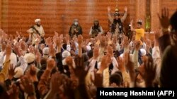 Кабулдагы мечиттердин биринде жума намазына келген талиб жоочулары, 20-август 2021-жыл.