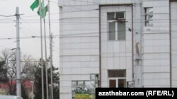 Wakada “Türkmenmallary” assosiýasiýasynyň edara jaýyna hem zeper ýetdi, 24-nji fewral.