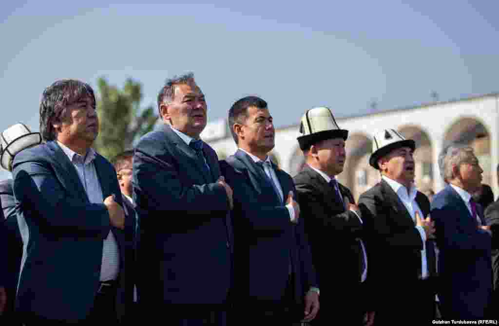 Жогорку Кеңештин депутаттары Кыргызстандын Гимнин ырдап жатышат.&nbsp;