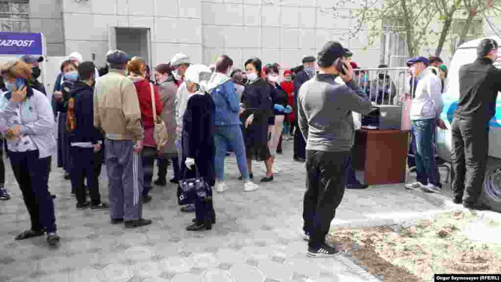 Еще одна очередь претендующих на 42 500 тенге социальной помощи. 6 апреля 2020 года.