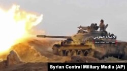 Сирійський урядовий танк стріляє в бік бойовиків біля кордону з Іраком, відеокадр 8 листопада, поширений урядовим центральним військовим агентством Сирії